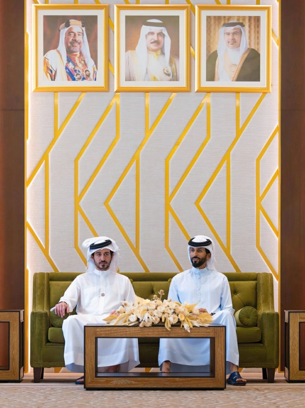 ناصر بن حمد يستقبل خالد بن حمد  واللجنتين العليا المنظمة والتنفيذية لدورة الألعاب الآسيوية للشباب