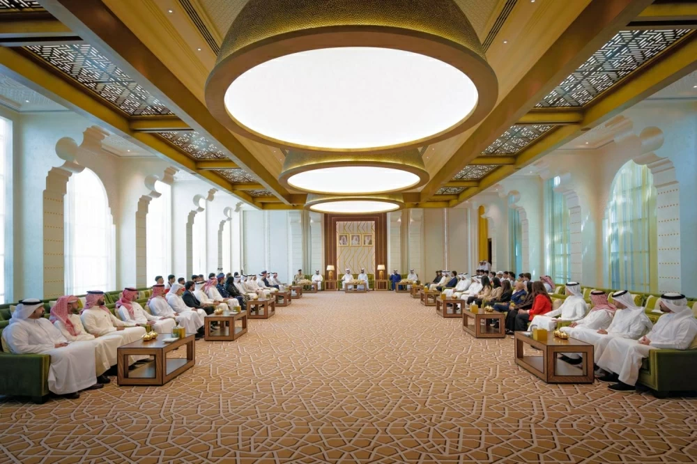 ناصر بن حمد يستقبل خالد بن حمد  واللجنتين العليا المنظمة والتنفيذية لدورة الألعاب الآسيوية للشباب