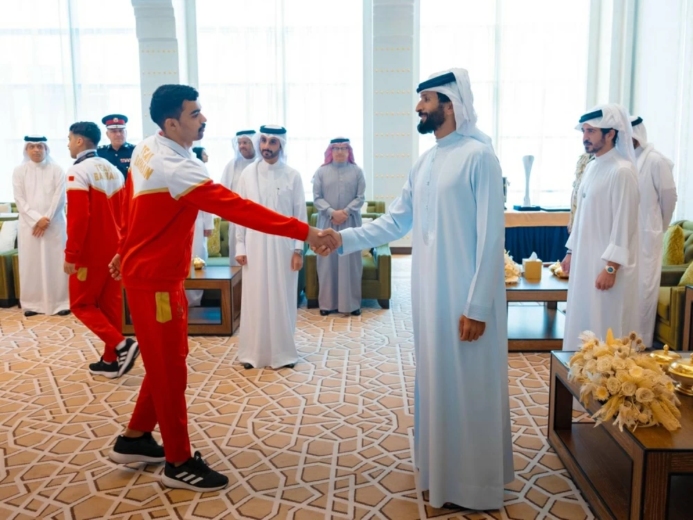ناصر بن حمد يستقبل خالد بن حمد  واللجنتين العليا المنظمة والتنفيذية لدورة الألعاب الآسيوية للشباب