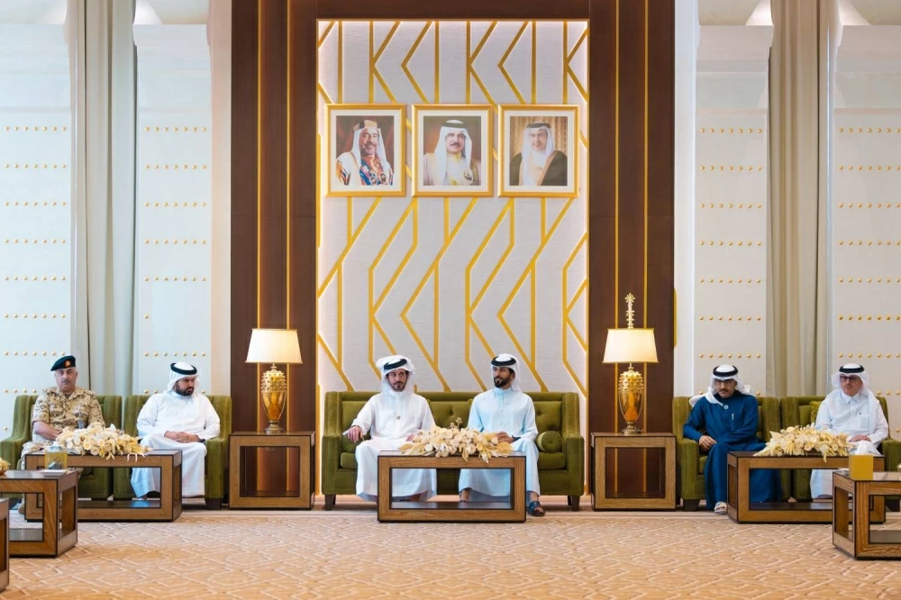 ناصر بن حمد يستقبل خالد بن حمد  واللجنتين العليا المنظمة والتنفيذية لدورة الألعاب الآسيوية للشباب