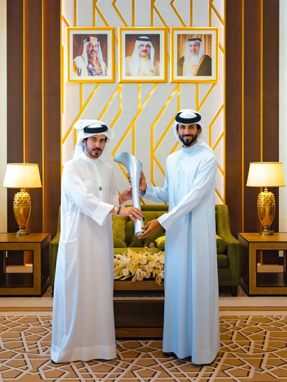 ناصر بن حمد يستقبل خالد بن حمد  واللجنتين العليا المنظمة والتنفيذية لدورة الألعاب الآسيوية للشباب