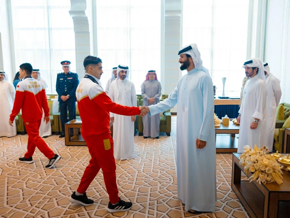 ناصر بن حمد يستقبل خالد بن حمد  واللجنتين العليا المنظمة والتنفيذية لدورة الألعاب الآسيوية للشباب