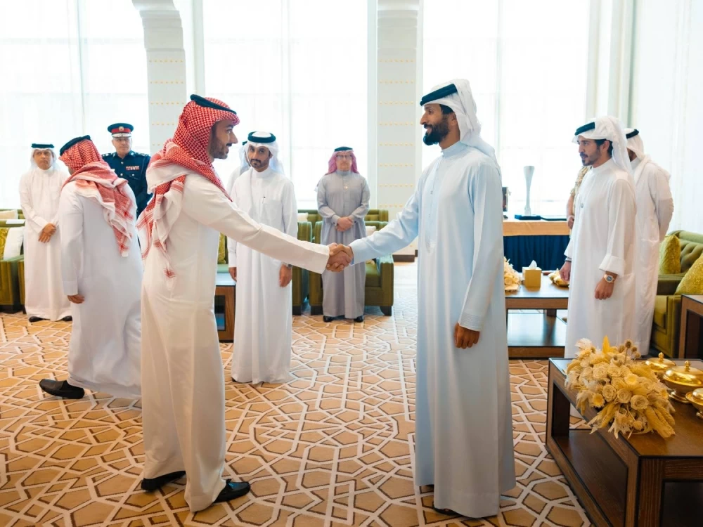 ناصر بن حمد يستقبل خالد بن حمد  واللجنتين العليا المنظمة والتنفيذية لدورة الألعاب الآسيوية للشباب