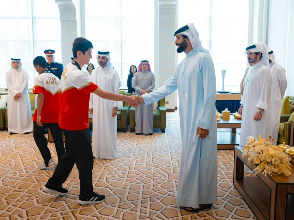 ناصر بن حمد يستقبل خالد بن حمد  واللجنتين العليا المنظمة والتنفيذية لدورة الألعاب الآسيوية للشباب