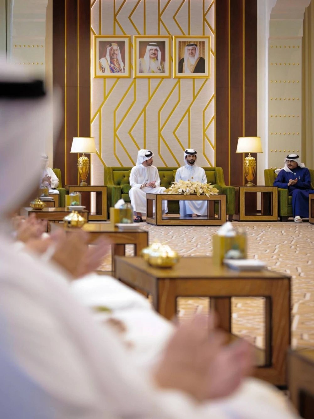 ناصر بن حمد يستقبل خالد بن حمد  واللجنتين العليا المنظمة والتنفيذية لدورة الألعاب الآسيوية للشباب