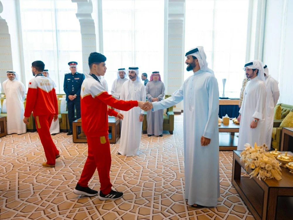 ناصر بن حمد يستقبل خالد بن حمد  واللجنتين العليا المنظمة والتنفيذية لدورة الألعاب الآسيوية للشباب
