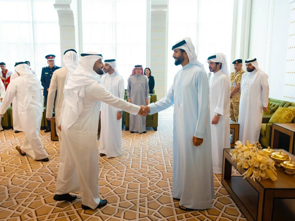 ناصر بن حمد يستقبل خالد بن حمد  واللجنتين العليا المنظمة والتنفيذية لدورة الألعاب الآسيوية للشباب