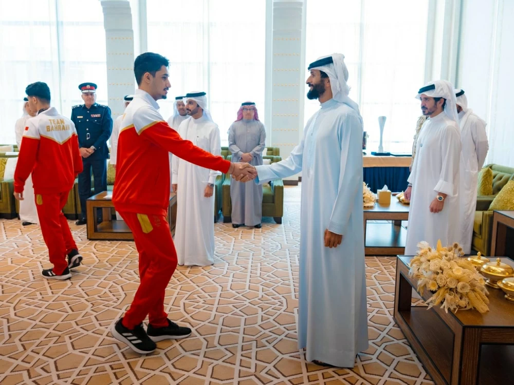 ناصر بن حمد يستقبل خالد بن حمد  واللجنتين العليا المنظمة والتنفيذية لدورة الألعاب الآسيوية للشباب