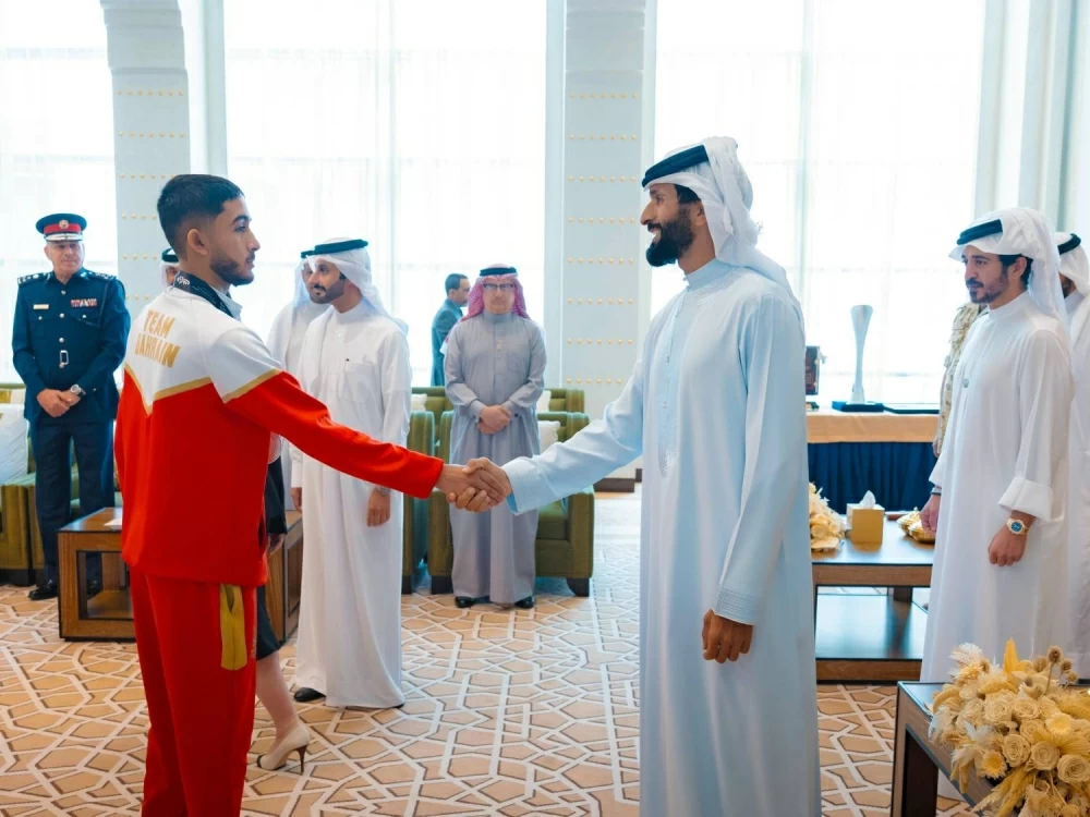 ناصر بن حمد يستقبل خالد بن حمد  واللجنتين العليا المنظمة والتنفيذية لدورة الألعاب الآسيوية للشباب