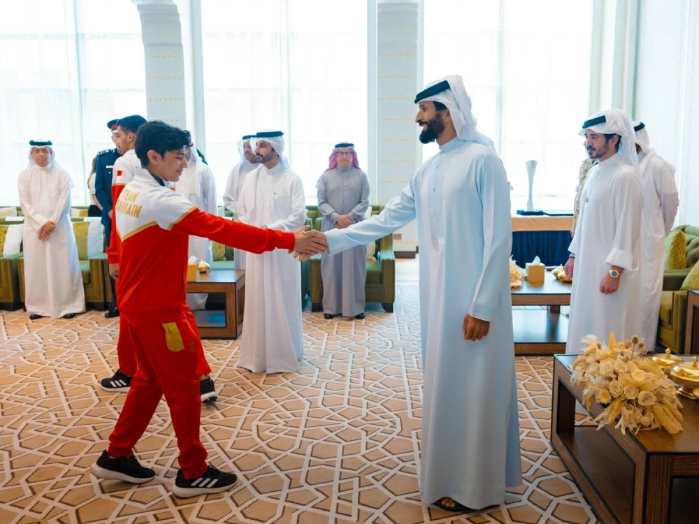 ناصر بن حمد يستقبل خالد بن حمد  واللجنتين العليا المنظمة والتنفيذية لدورة الألعاب الآسيوية للشباب
