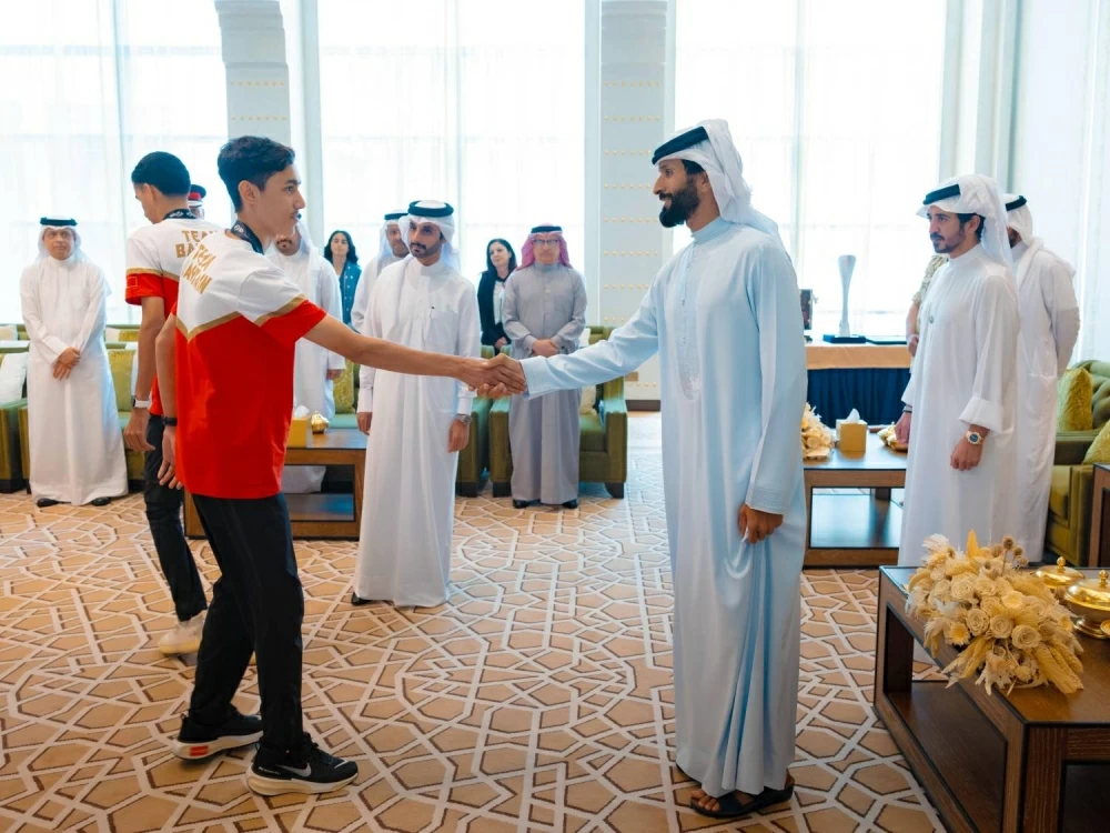 ناصر بن حمد يستقبل خالد بن حمد  واللجنتين العليا المنظمة والتنفيذية لدورة الألعاب الآسيوية للشباب