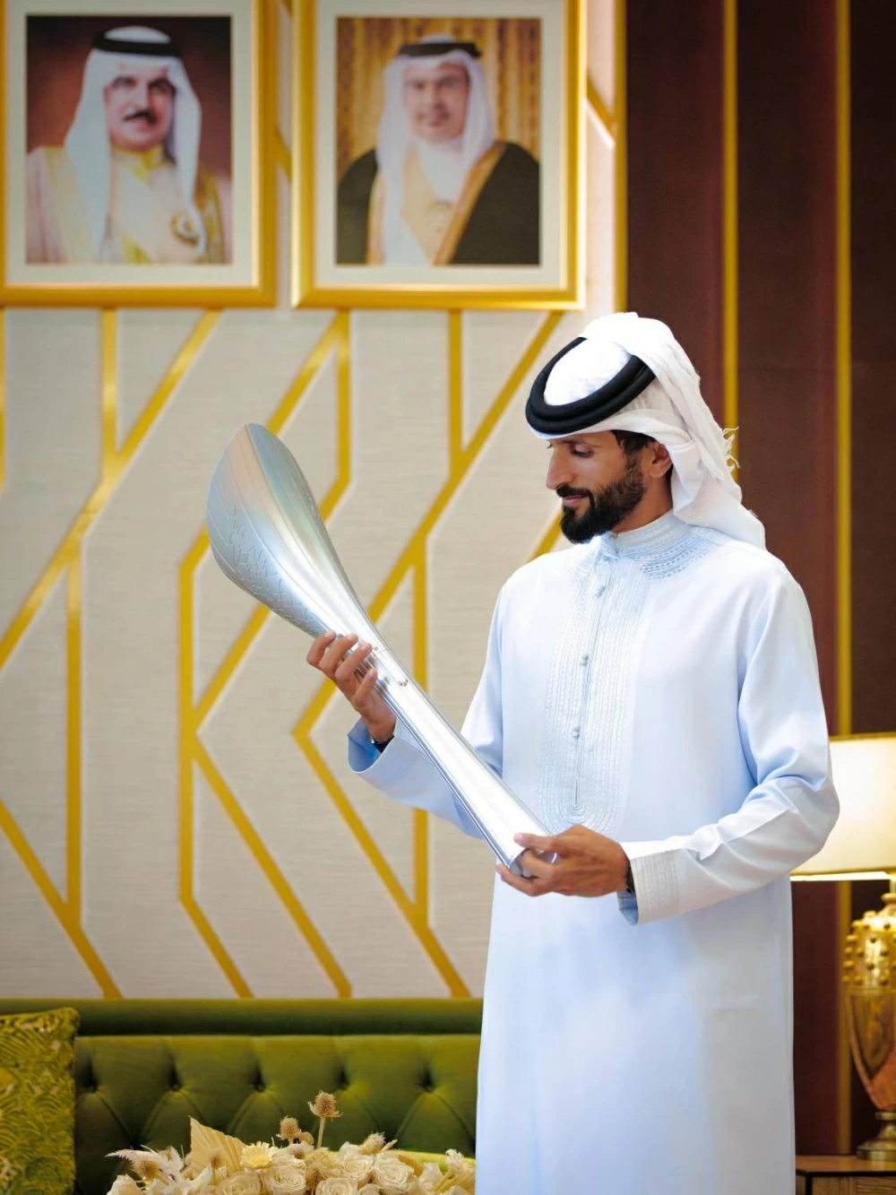 ناصر بن حمد يستقبل خالد بن حمد  واللجنتين العليا المنظمة والتنفيذية لدورة الألعاب الآسيوية للشباب