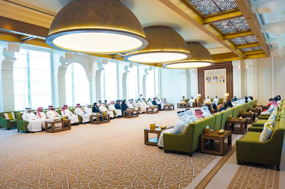 ناصر بن حمد يستقبل خالد بن حمد  واللجنتين العليا المنظمة والتنفيذية لدورة الألعاب الآسيوية للشباب