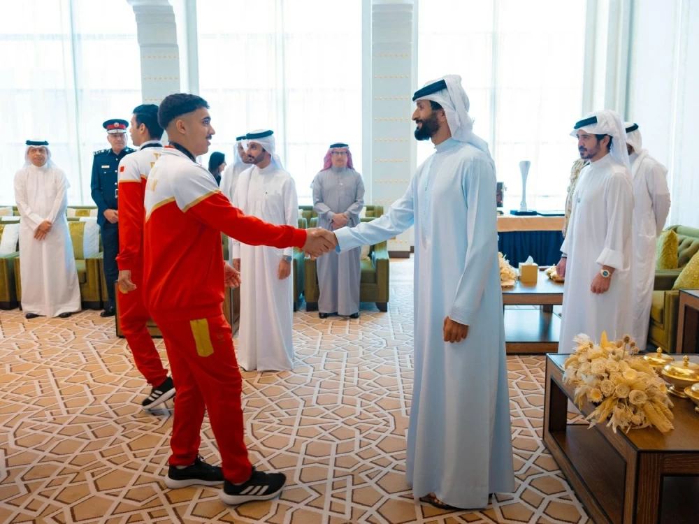 ناصر بن حمد يستقبل خالد بن حمد  واللجنتين العليا المنظمة والتنفيذية لدورة الألعاب الآسيوية للشباب