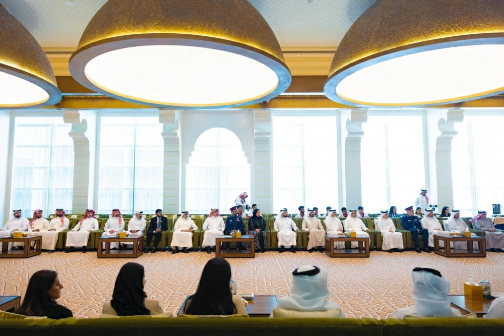 ناصر بن حمد يستقبل خالد بن حمد  واللجنتين العليا المنظمة والتنفيذية لدورة الألعاب الآسيوية للشباب