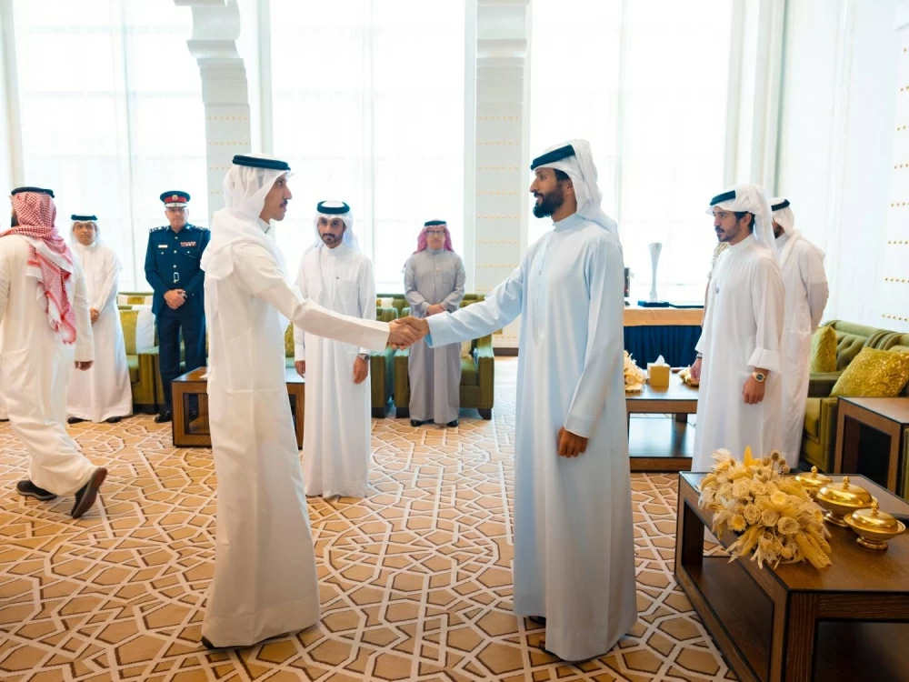 ناصر بن حمد يستقبل خالد بن حمد  واللجنتين العليا المنظمة والتنفيذية لدورة الألعاب الآسيوية للشباب