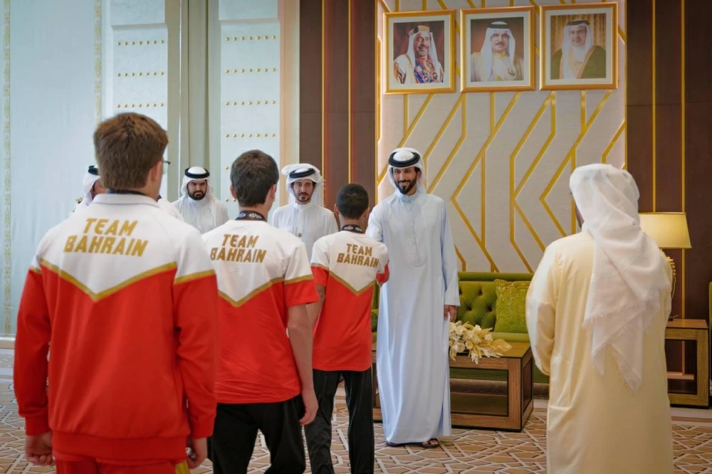 ناصر بن حمد يستقبل خالد بن حمد  واللجنتين العليا المنظمة والتنفيذية لدورة الألعاب الآسيوية للشباب