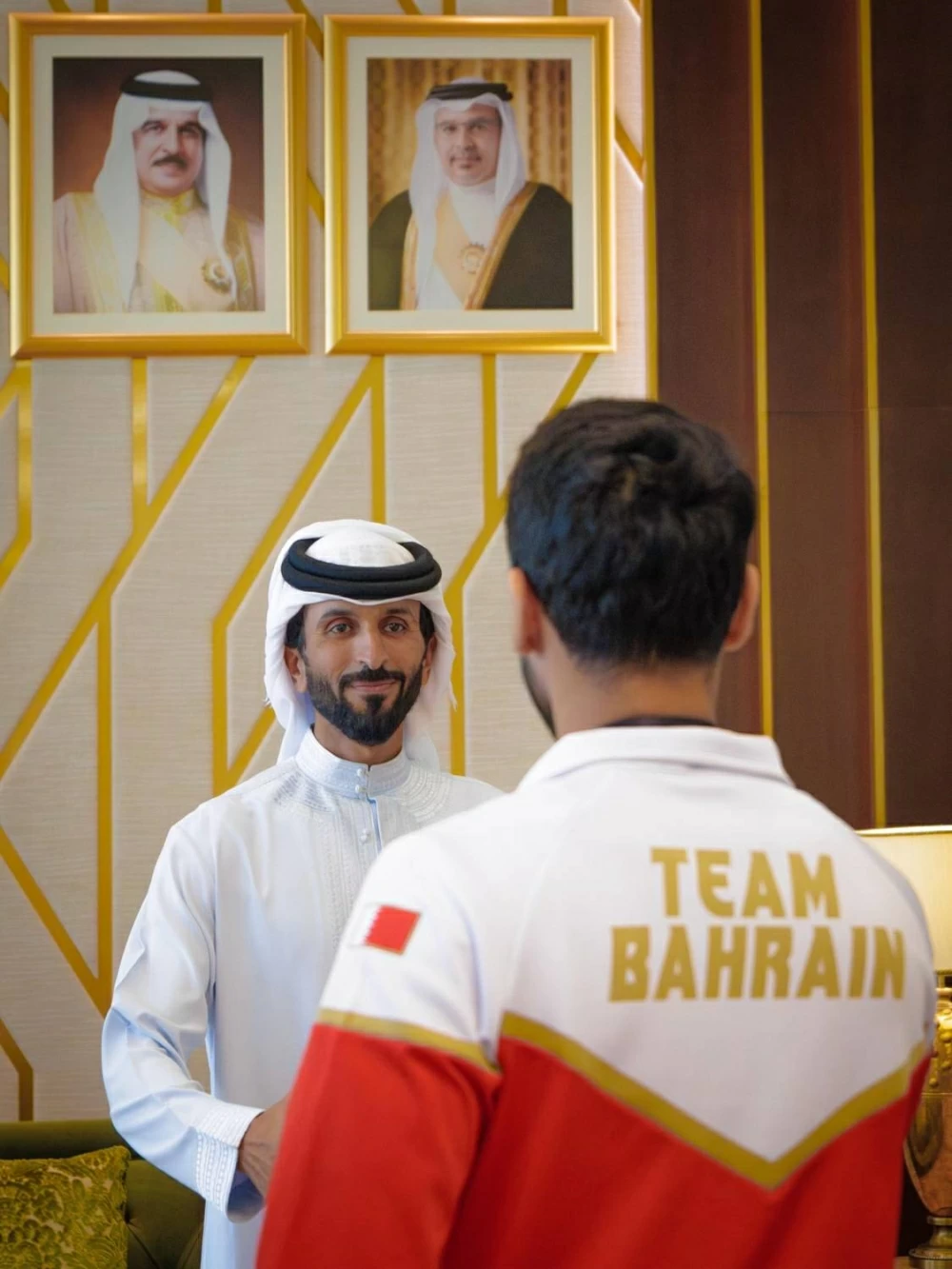 ناصر بن حمد يستقبل خالد بن حمد  واللجنتين العليا المنظمة والتنفيذية لدورة الألعاب الآسيوية للشباب