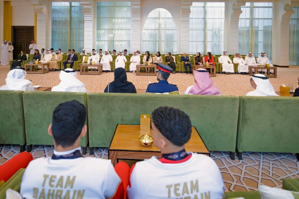 ناصر بن حمد يستقبل خالد بن حمد  واللجنتين العليا المنظمة والتنفيذية لدورة الألعاب الآسيوية للشباب