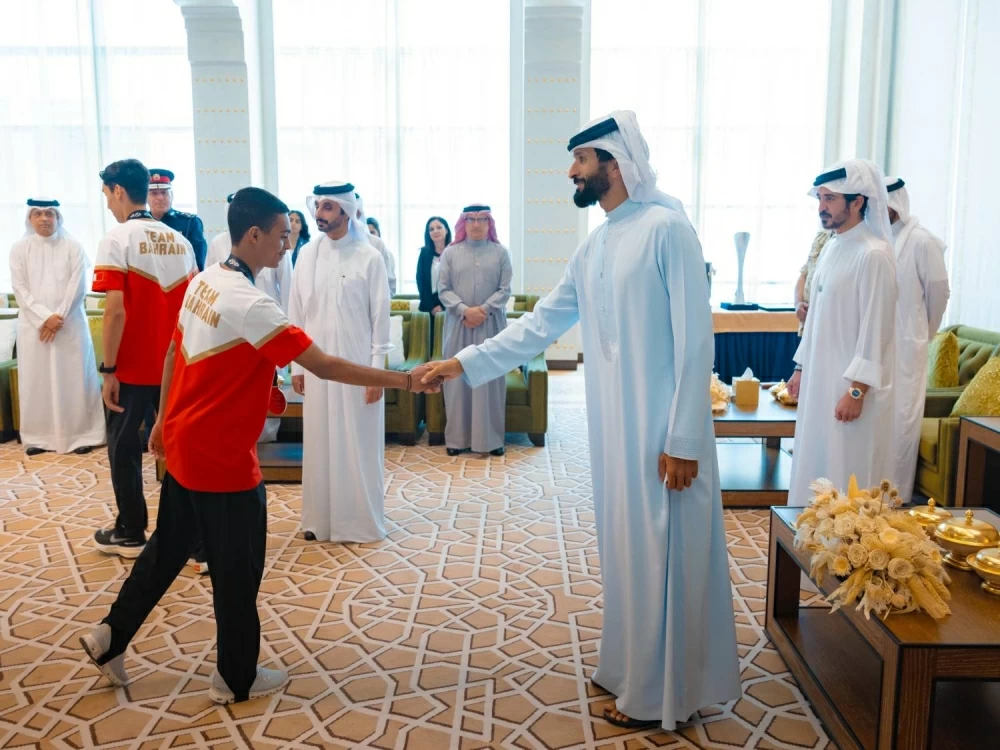 ناصر بن حمد يستقبل خالد بن حمد  واللجنتين العليا المنظمة والتنفيذية لدورة الألعاب الآسيوية للشباب