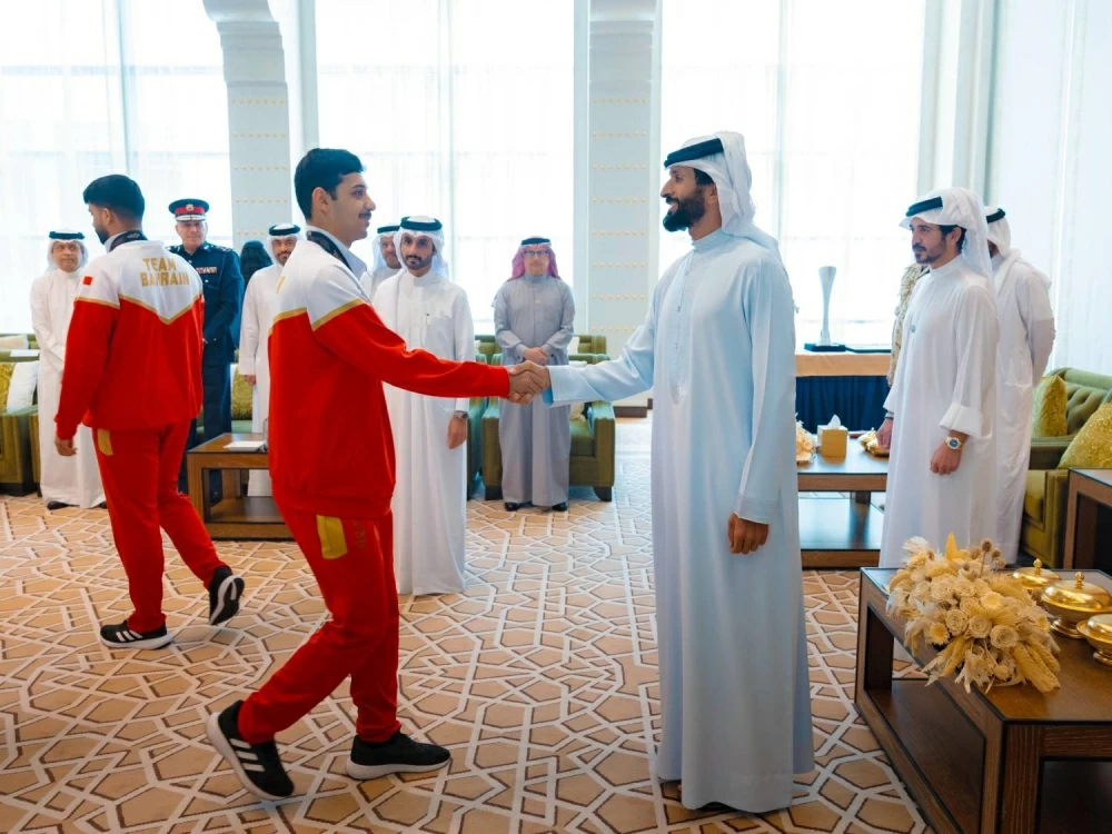ناصر بن حمد يستقبل خالد بن حمد  واللجنتين العليا المنظمة والتنفيذية لدورة الألعاب الآسيوية للشباب