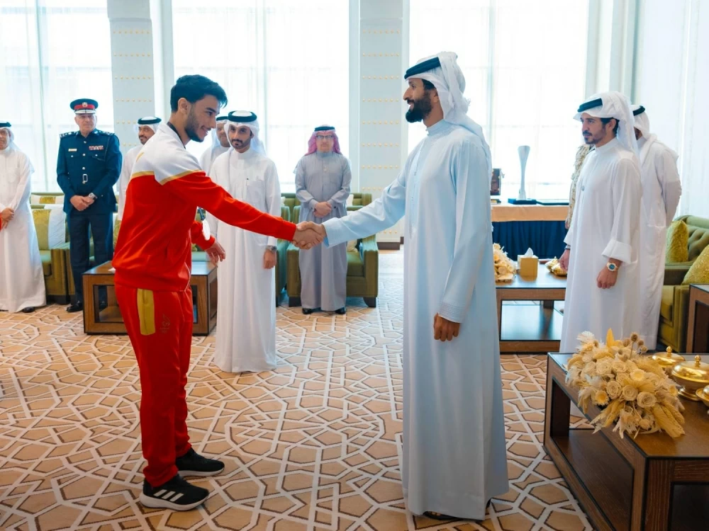ناصر بن حمد يستقبل خالد بن حمد  واللجنتين العليا المنظمة والتنفيذية لدورة الألعاب الآسيوية للشباب