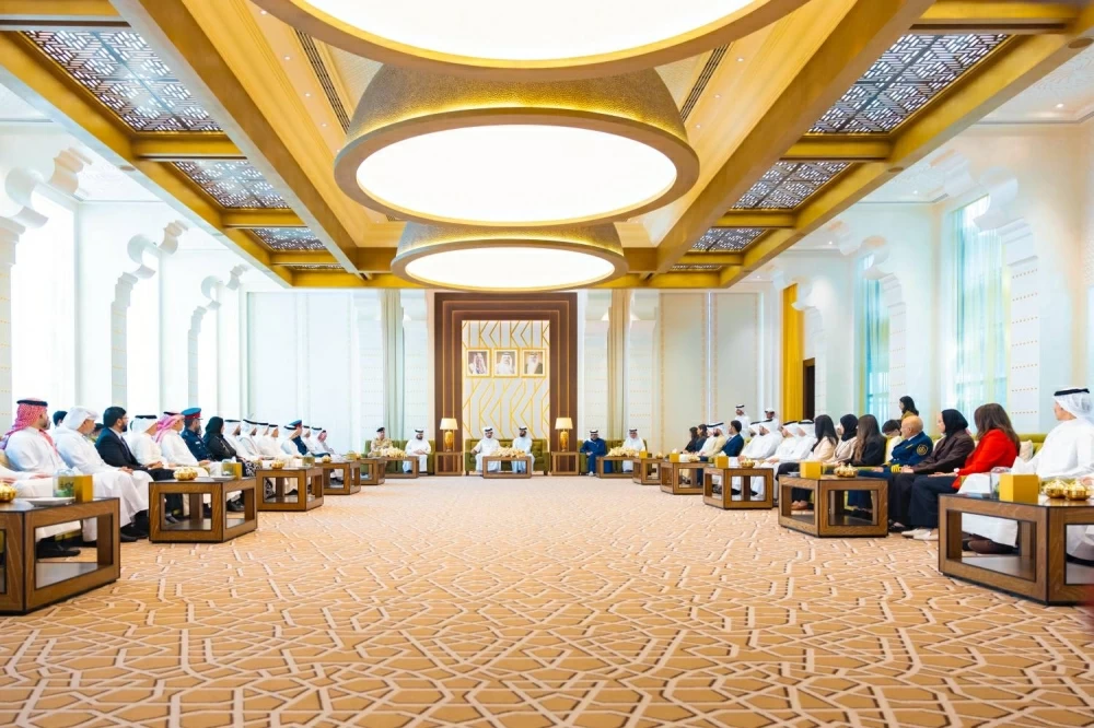 ناصر بن حمد يستقبل خالد بن حمد  واللجنتين العليا المنظمة والتنفيذية لدورة الألعاب الآسيوية للشباب