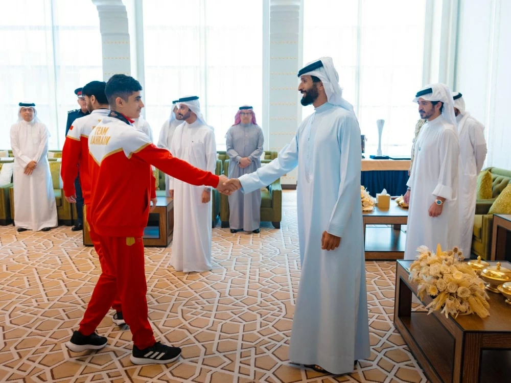 ناصر بن حمد يستقبل خالد بن حمد  واللجنتين العليا المنظمة والتنفيذية لدورة الألعاب الآسيوية للشباب