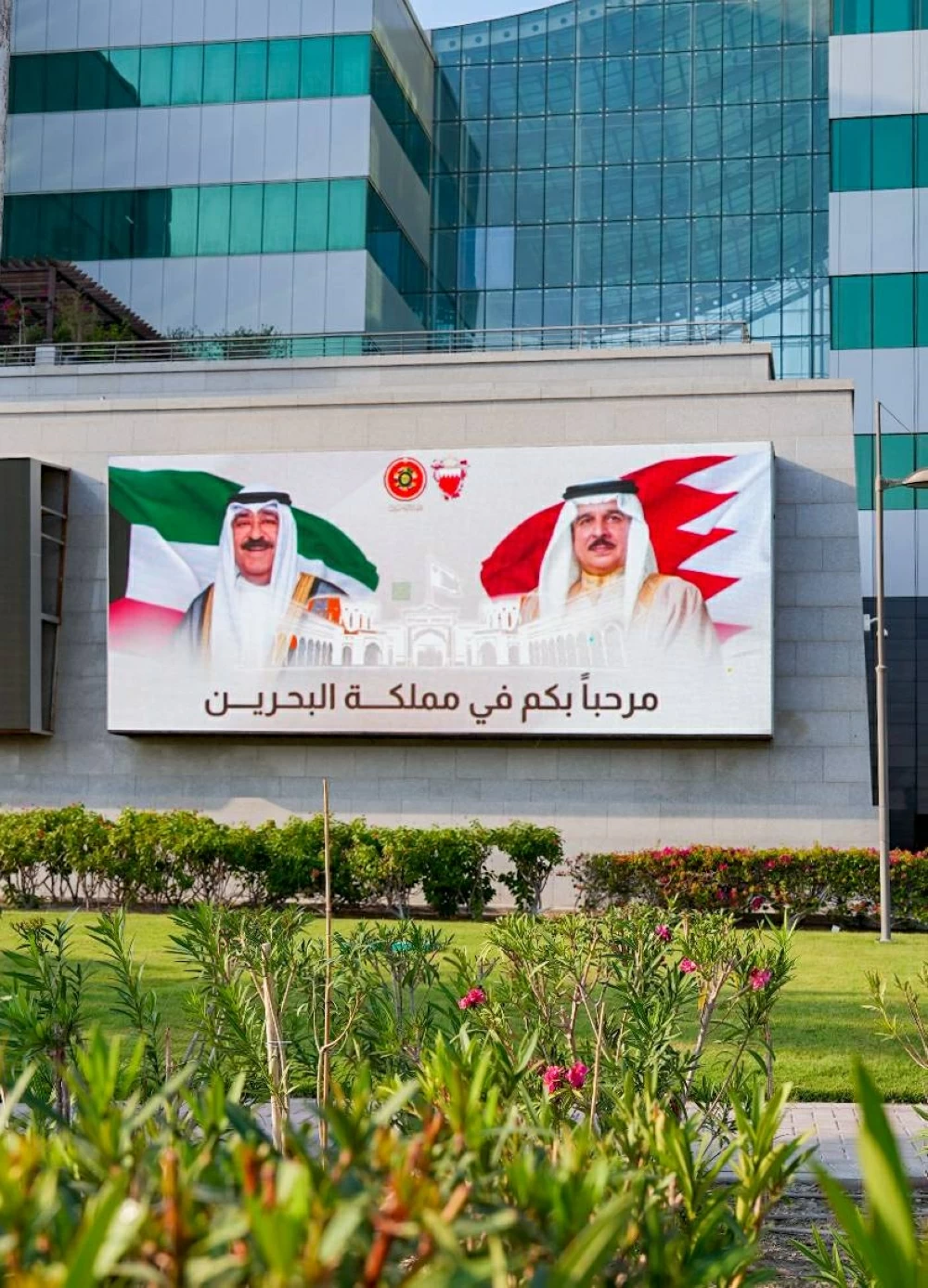 شوارع البحرين تتزين بصور قادة وأعلام دول مجلس التعاون الخليجي
