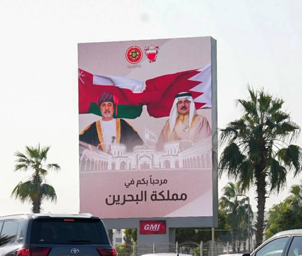 شوارع البحرين تتزين بصور قادة وأعلام دول مجلس التعاون الخليجي