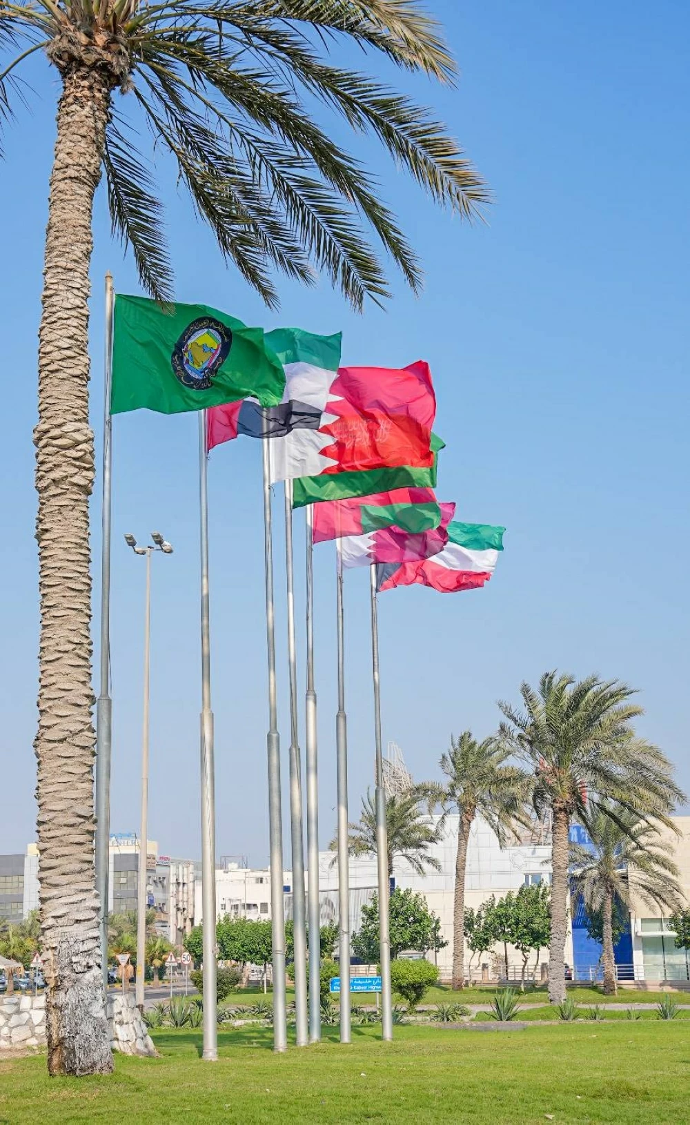 شوارع البحرين تتزين بصور قادة وأعلام دول مجلس التعاون الخليجي