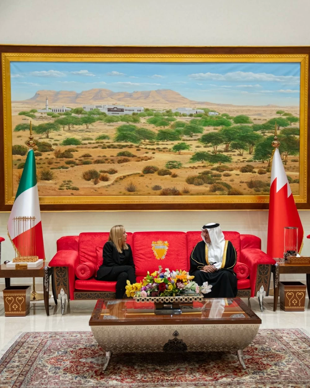 ولي العهد رئيس الوزراء في مقدمة مستقبلي رئيسة وزراء إيطاليا