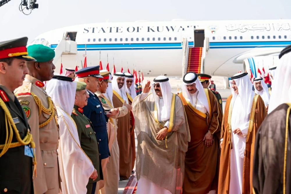 أمير الكويت يصل إلى البحرين للمشاركة في القمة الخليجية