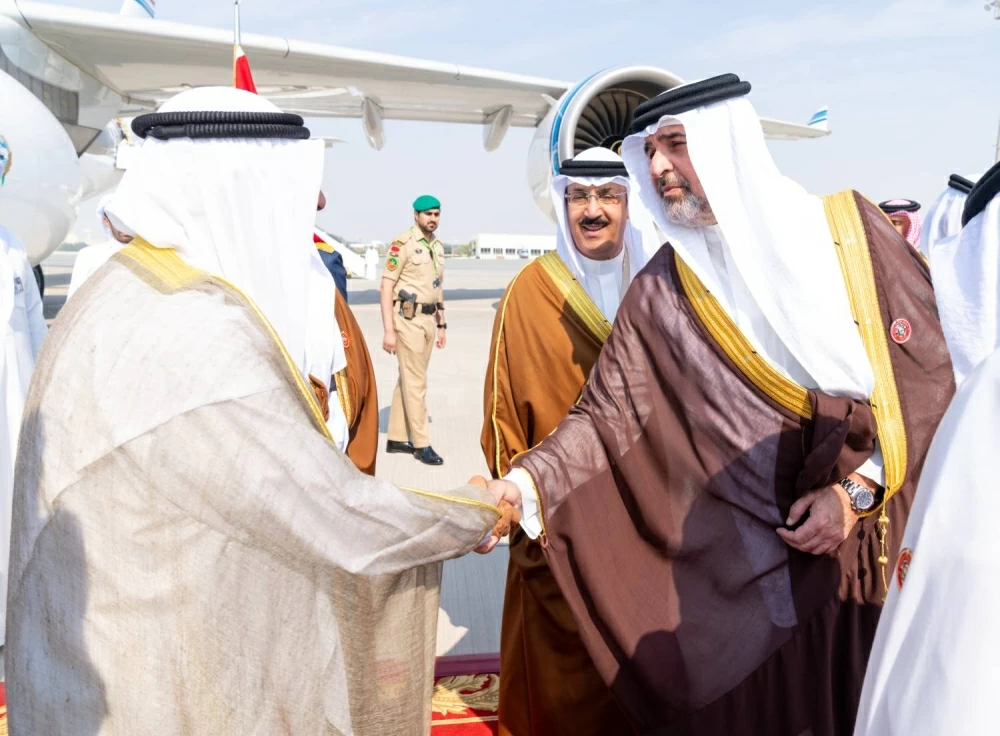 أمير الكويت يصل إلى البحرين للمشاركة في القمة الخليجية