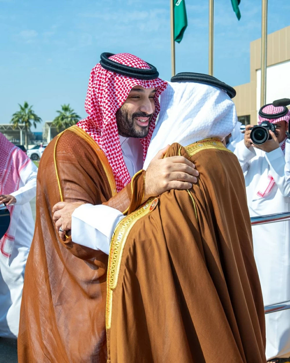 ولي العهد السعودي يصل البحرين للمشاركة في القمة الخليجية