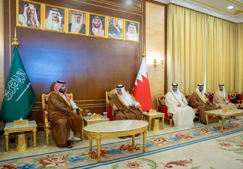 ولي العهد السعودي يصل البحرين للمشاركة في القمة الخليجية