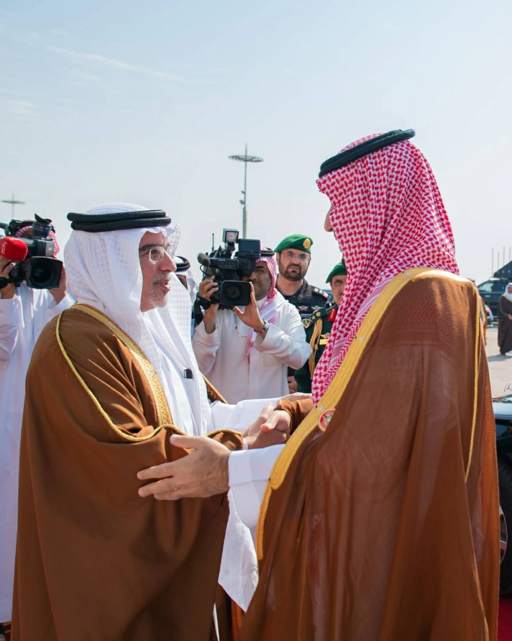 ولي العهد السعودي يصل البحرين للمشاركة في القمة الخليجية
