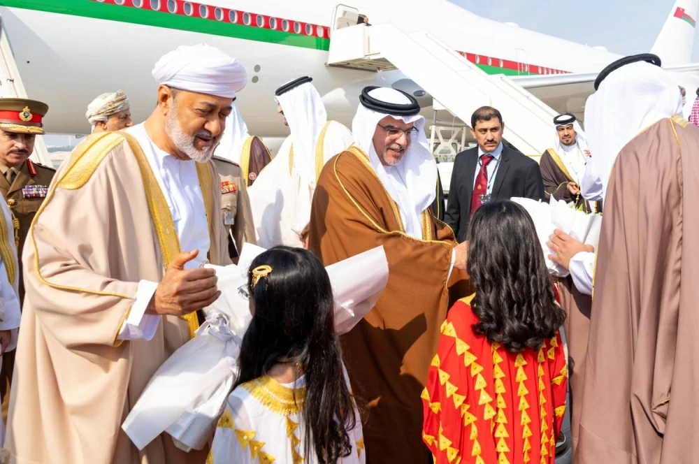 سلطان عٌمان يصل إلى البحرين للمشاركة في القمة الخليجية