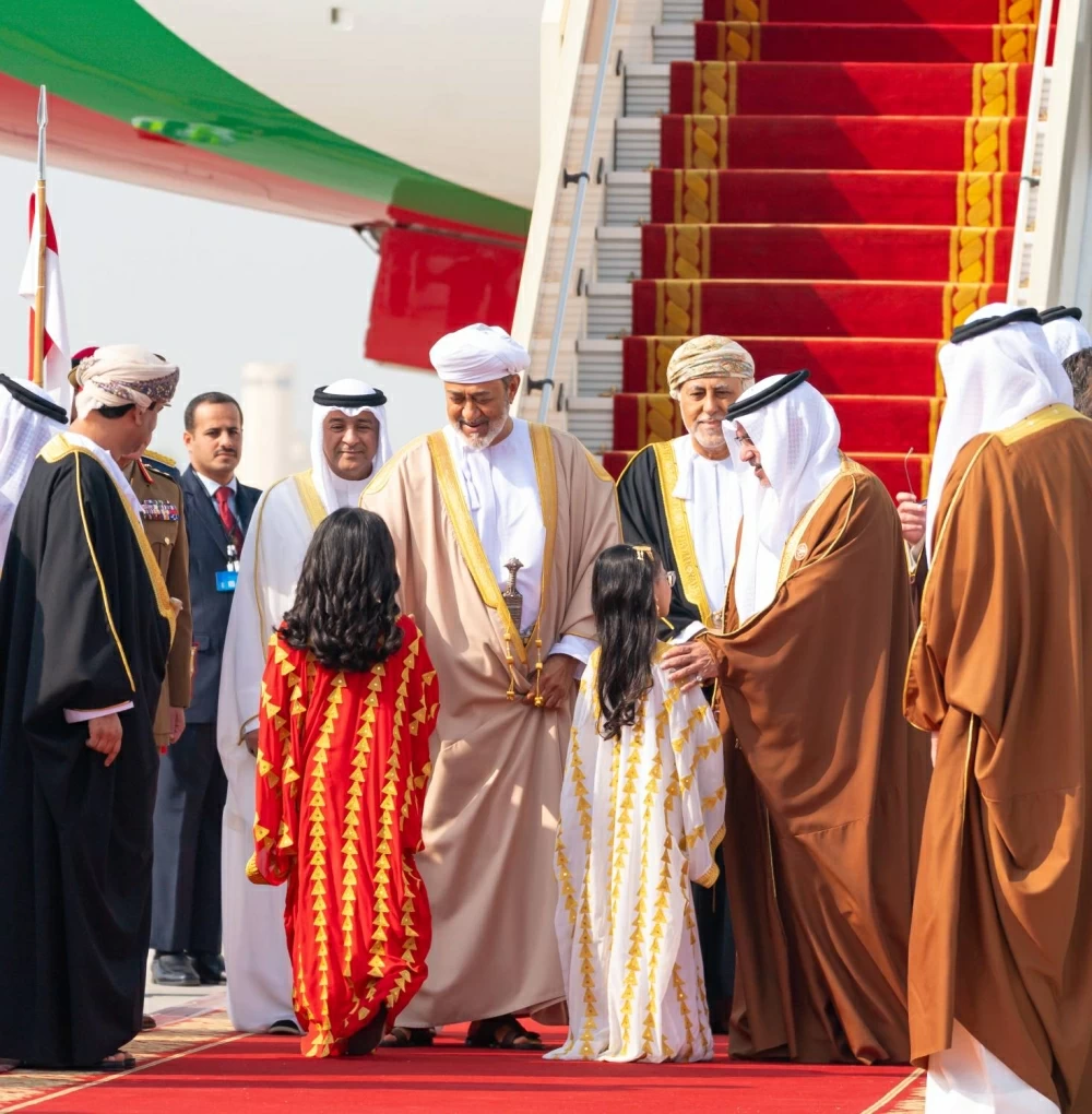 سلطان عٌمان يصل إلى البحرين للمشاركة في القمة الخليجية