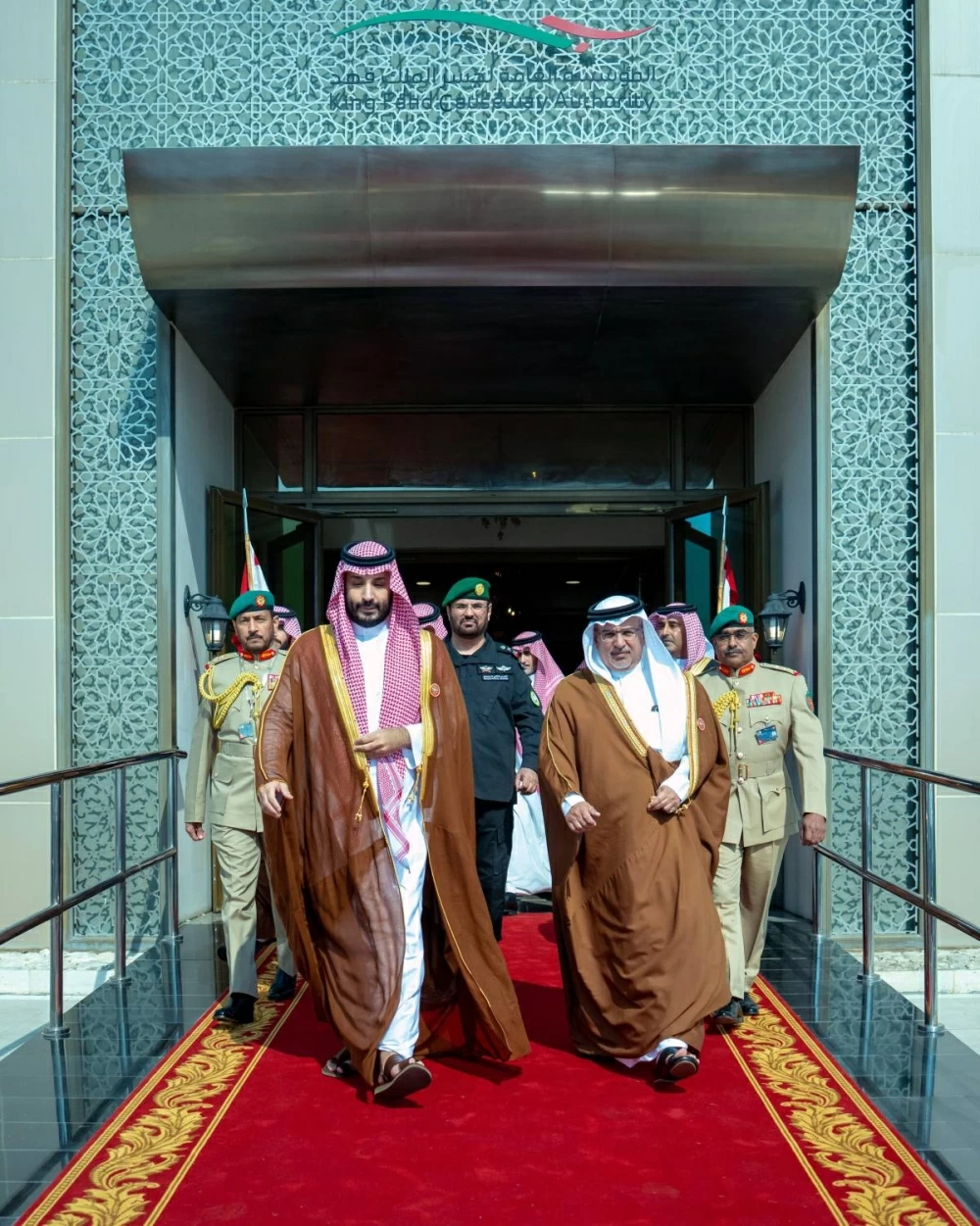 ولي العهد السعودي يصل البحرين للمشاركة في القمة الخليجية