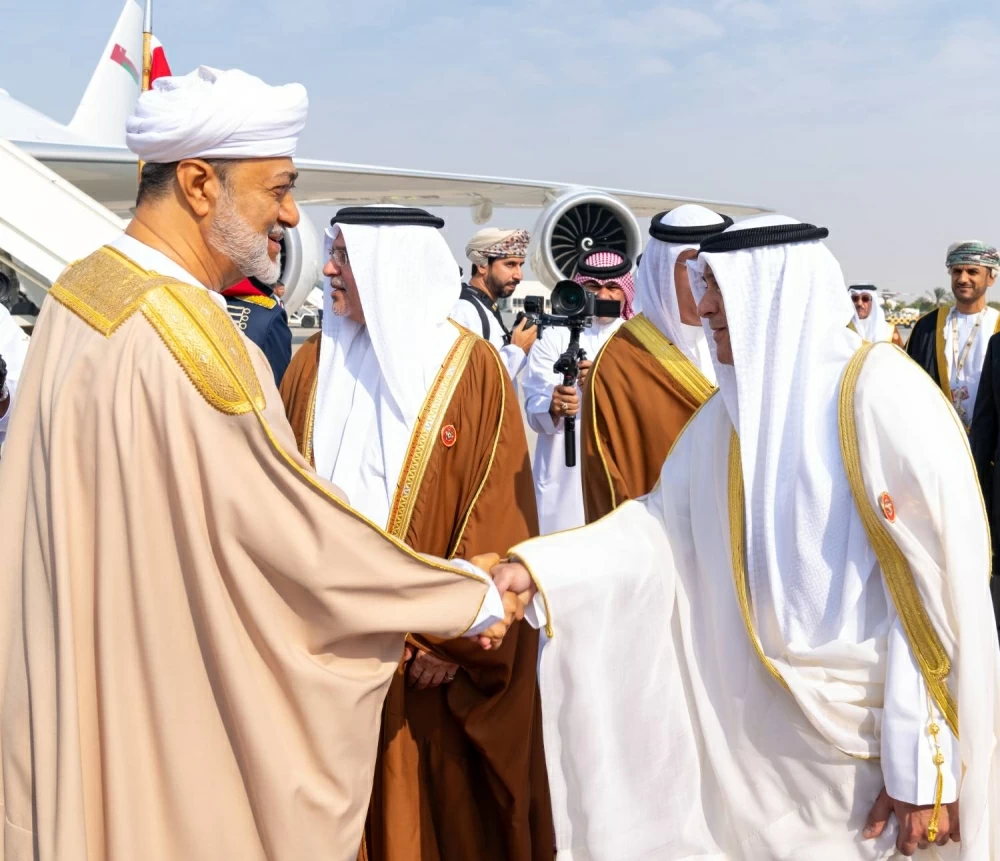 سلطان عٌمان يصل إلى البحرين للمشاركة في القمة الخليجية