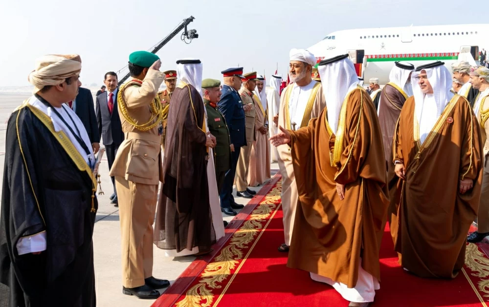سلطان عٌمان يصل إلى البحرين للمشاركة في القمة الخليجية