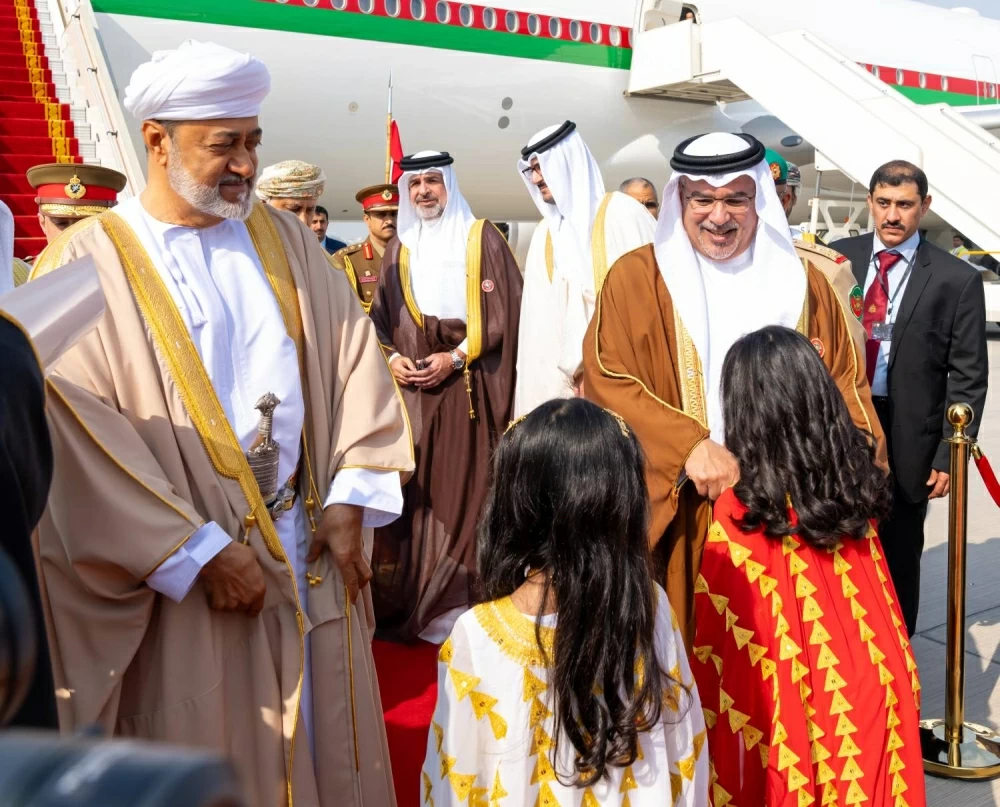 سلطان عٌمان يصل إلى البحرين للمشاركة في القمة الخليجية