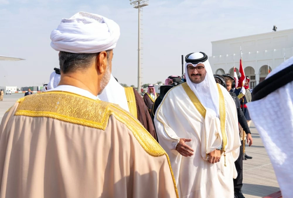 سلطان عٌمان يصل إلى البحرين للمشاركة في القمة الخليجية