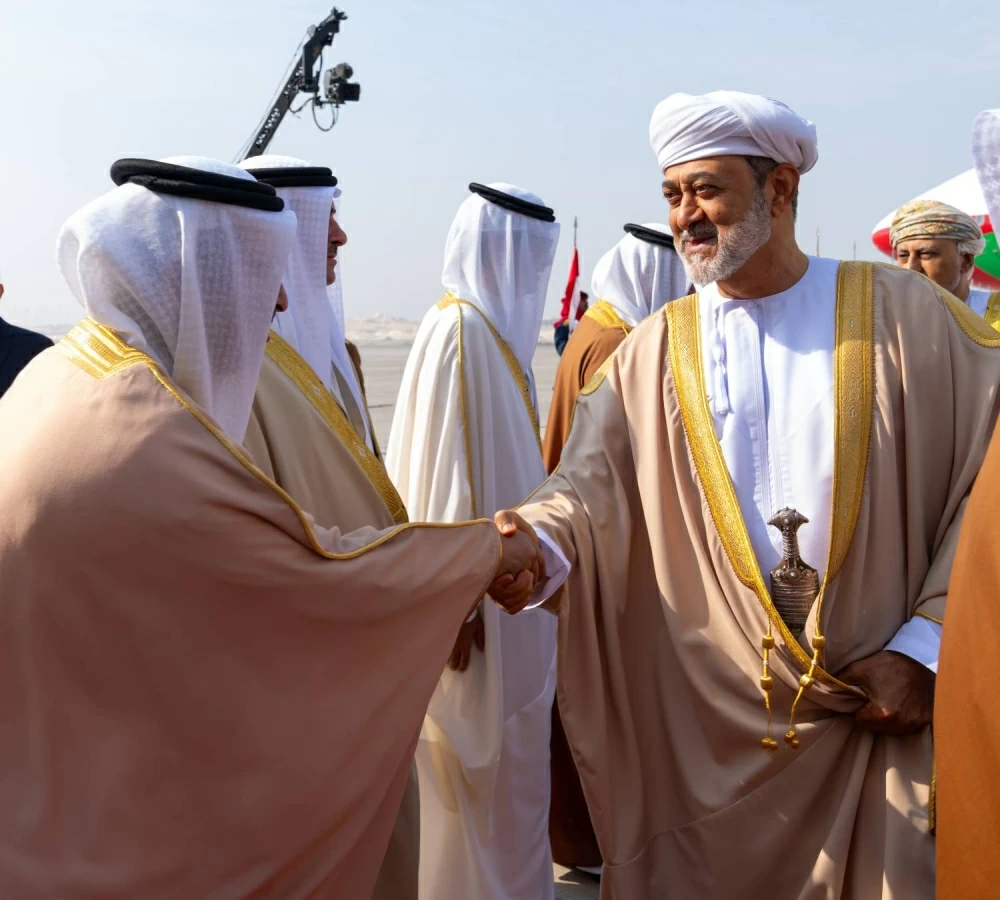 سلطان عٌمان يصل إلى البحرين للمشاركة في القمة الخليجية