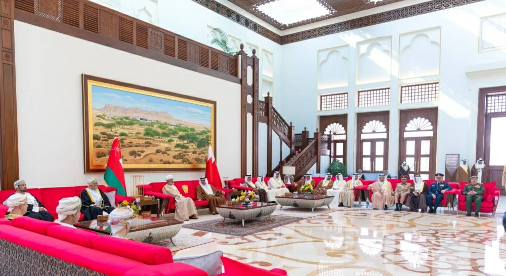 سلطان عٌمان يصل إلى البحرين للمشاركة في القمة الخليجية