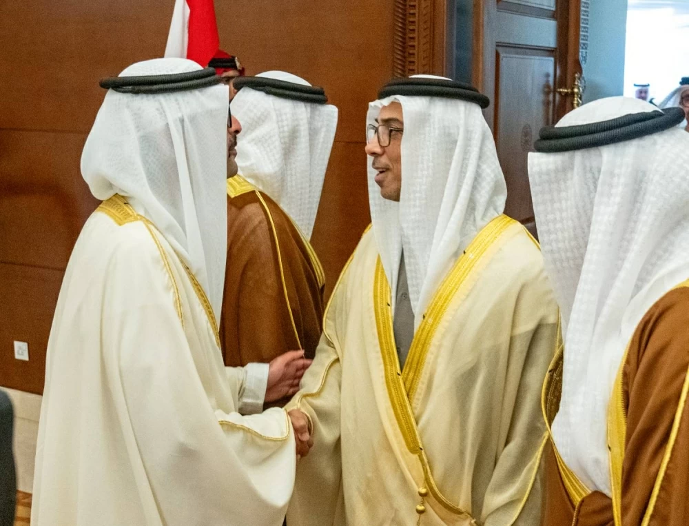 منصور بن زايد يصل إلى البحرين للمشاركة في القمة الخليجية