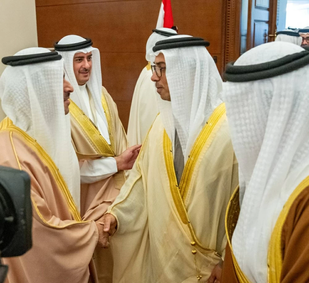 منصور بن زايد يصل إلى البحرين للمشاركة في القمة الخليجية