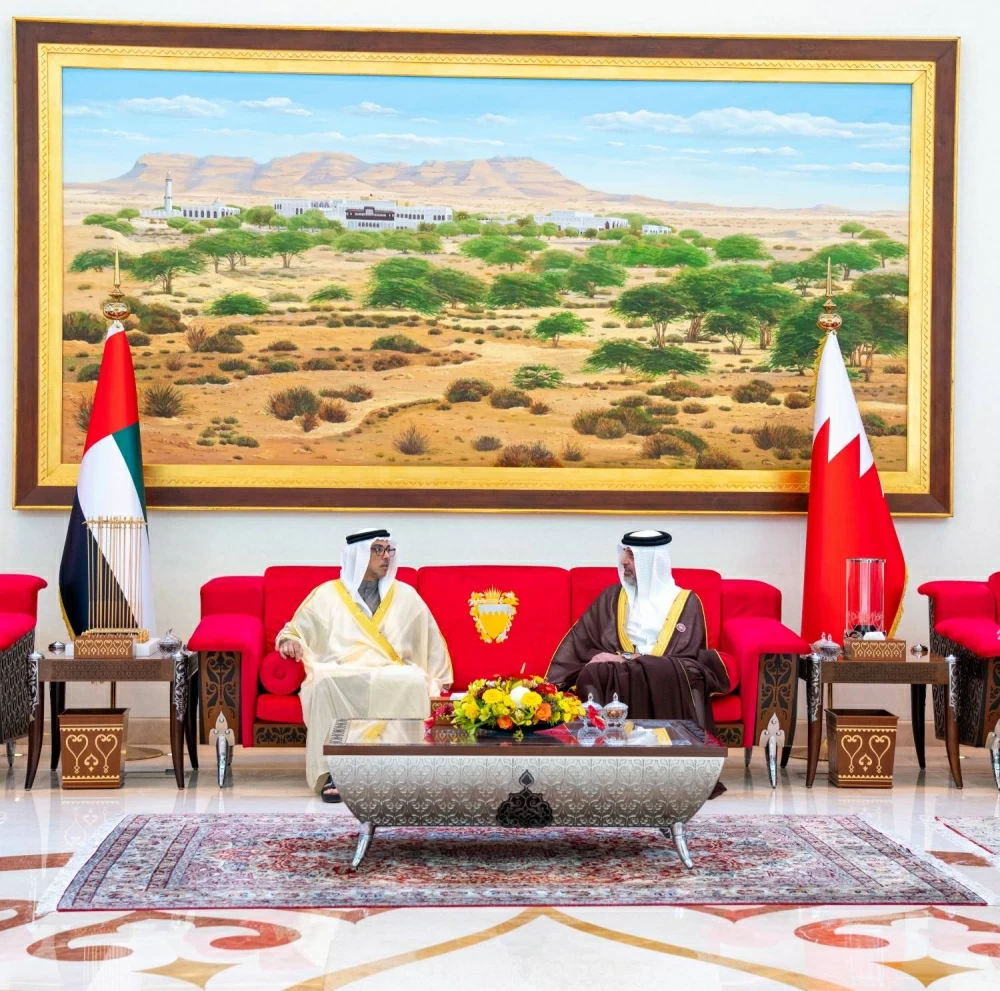 منصور بن زايد يصل إلى البحرين للمشاركة في القمة الخليجية
