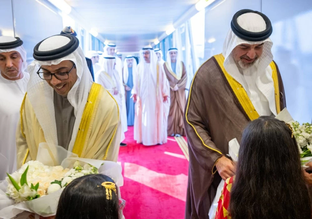 منصور بن زايد يصل إلى البحرين للمشاركة في القمة الخليجية